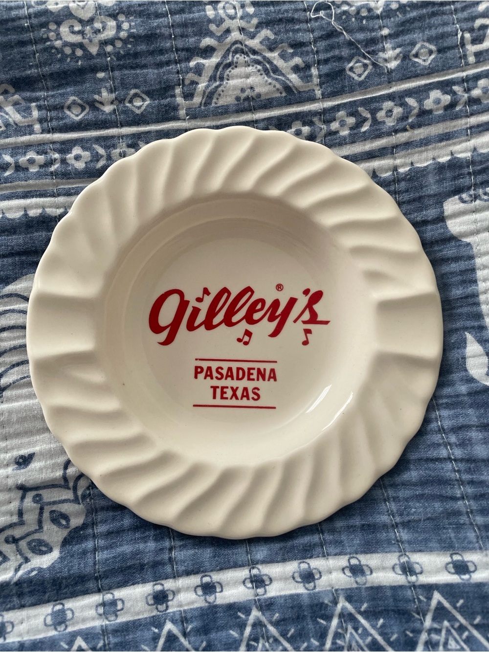 Gilley’s Pasadena Texas White Ceramic Ashtray - Red Logo